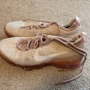 Nike Women's Pink vapormax sneakers